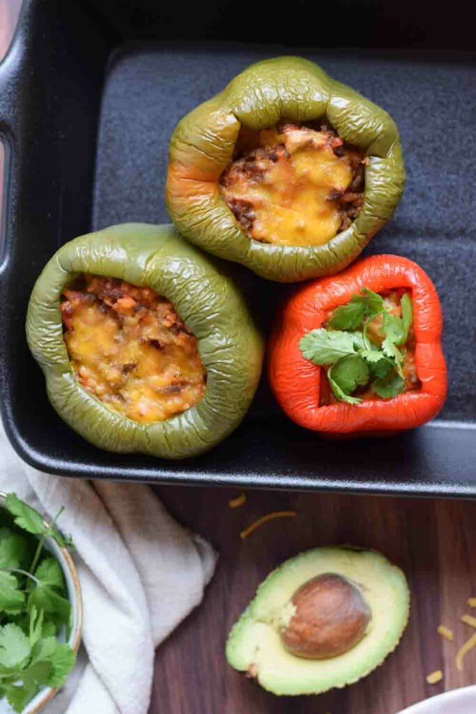 Low FODMAP gevulde paprika's met een avocado ernaast