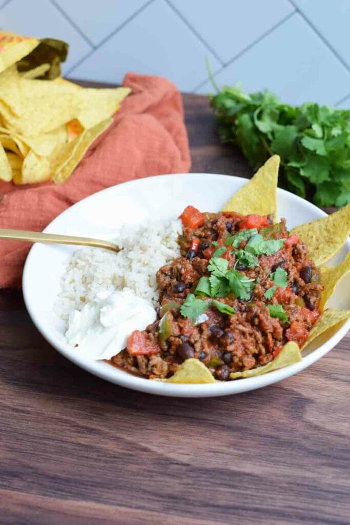 A plate of low FODMAP chili con carne with nacho chips